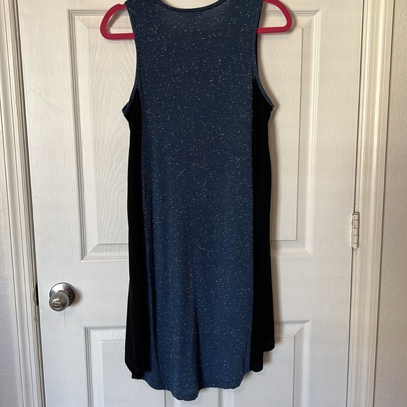 Soft and Comfy Blue Sleeveless Dress with White Speckles and Black Details - Picture 2 of 2